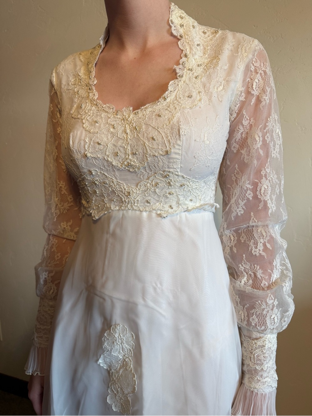 Vintage Ivory Lace Long Sleeve Bridal Dress - Picture 3 of 12